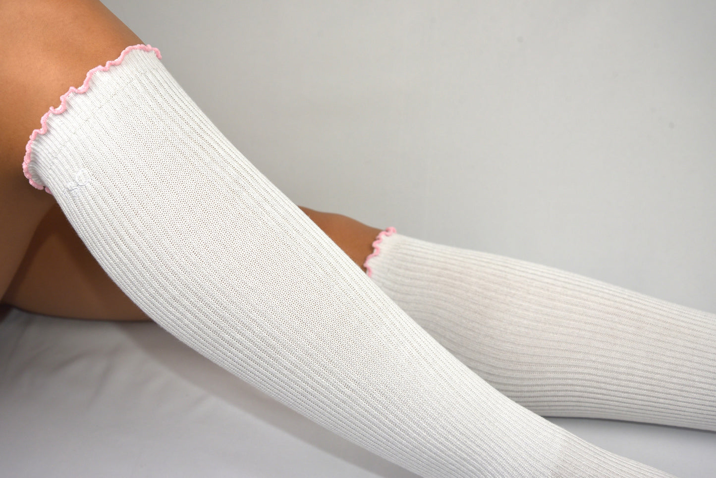 Frill edge compression sock knee high in White