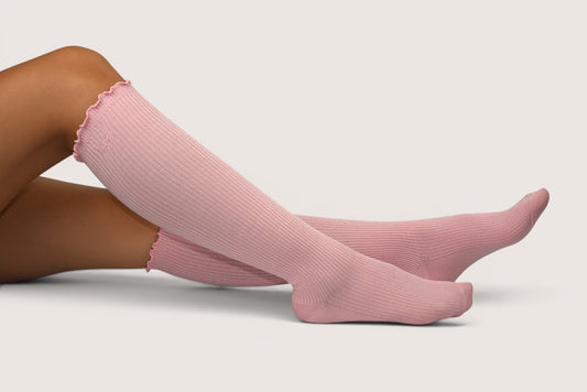Frill edge compression sock knee high in Soft pink